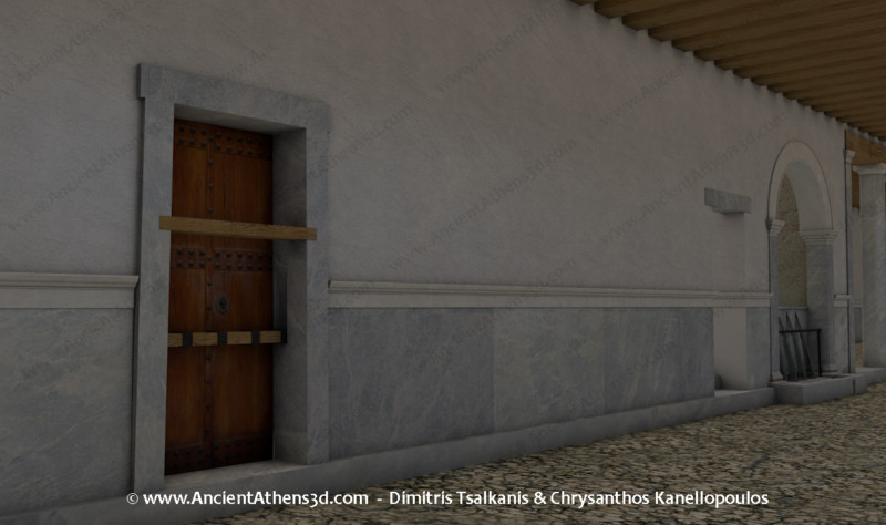 Η θύρα που οδηγούσε πιθανότατα στον πάνω όροφο. Στο βάθος δεξιά η κλίμακα της εξόδου και η κρήνη.